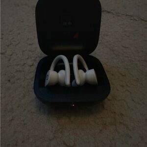 Power Beats Pro cream White Wireless Earbuds with Charging Case